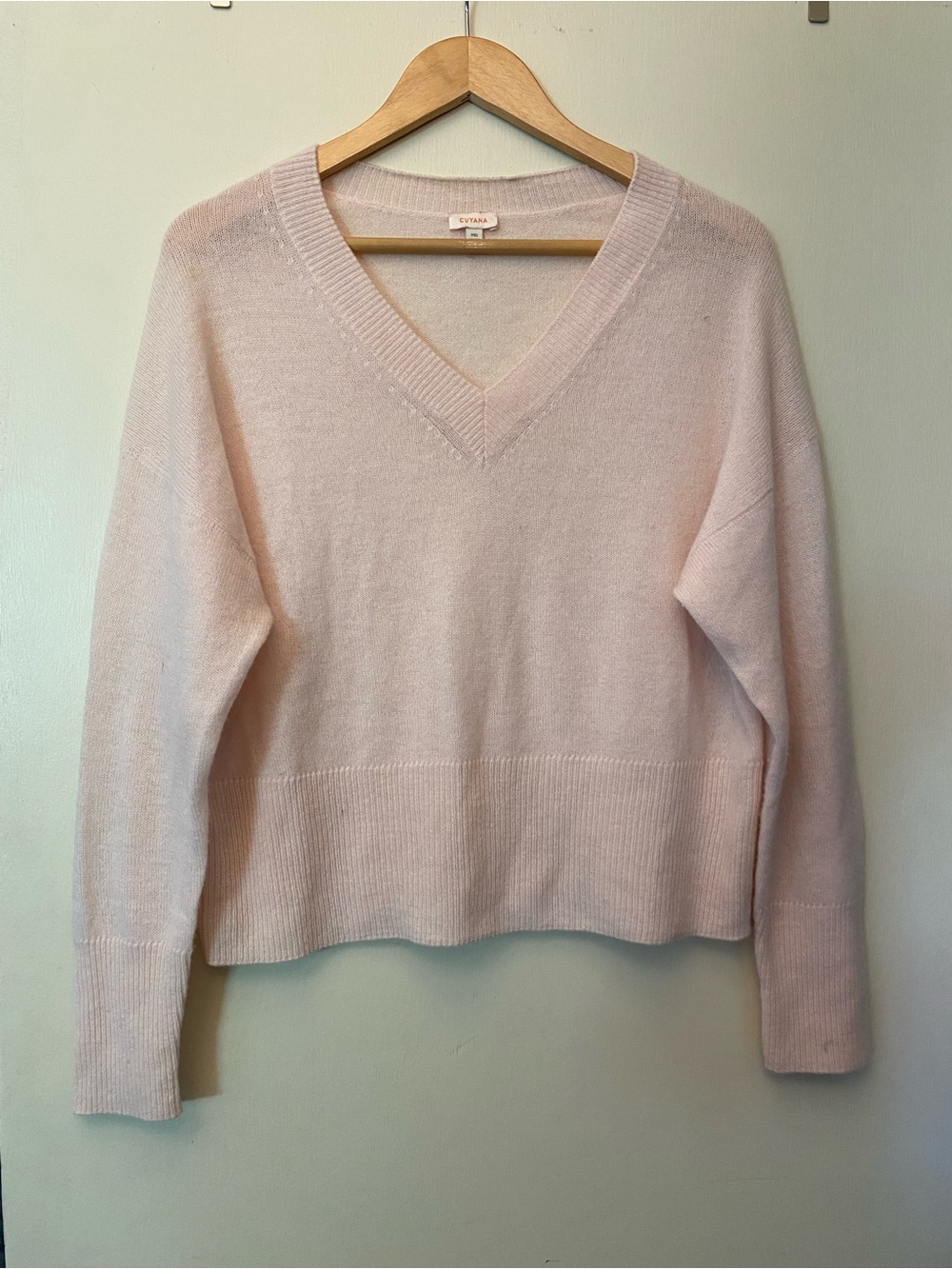 Women's V-Neck Pullover Sweater in Pale Pink